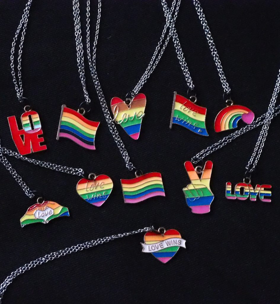 Ulike pride-anheng med kjede.