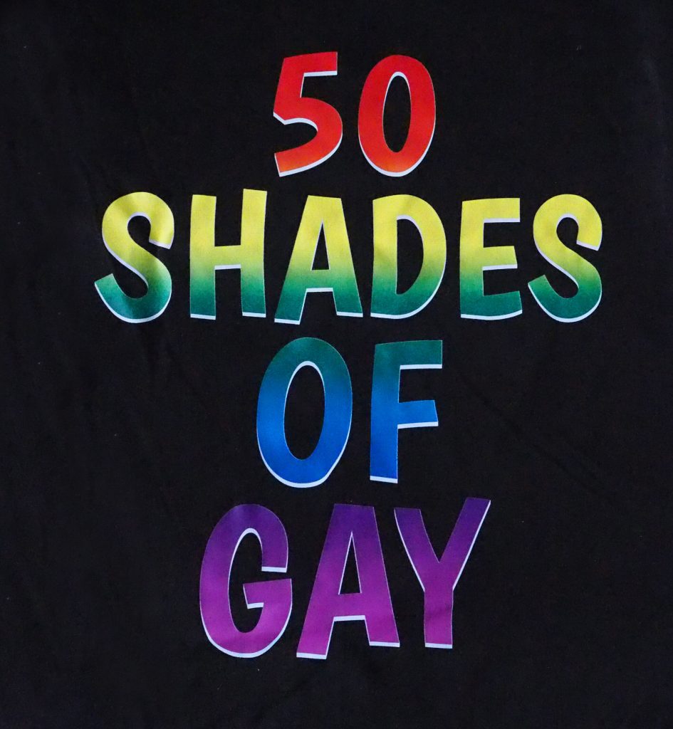 Nærbilde av t-skjorte med teksten "50 skades of gay"
