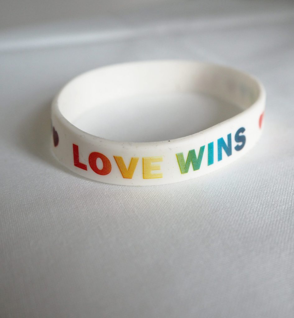 Silikonarmbånd: LOVE WINS