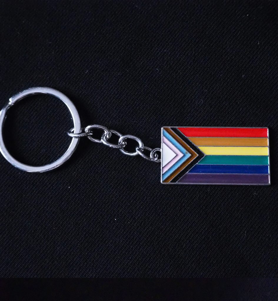 Nøkkelring med Pride progress- flagget.