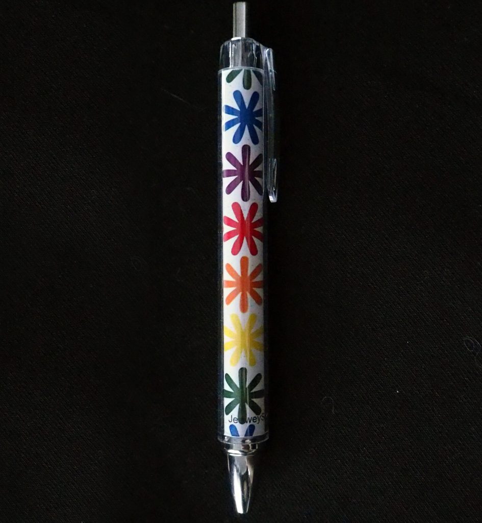 Penn med fargerike symboler som ligner asterisk (*)