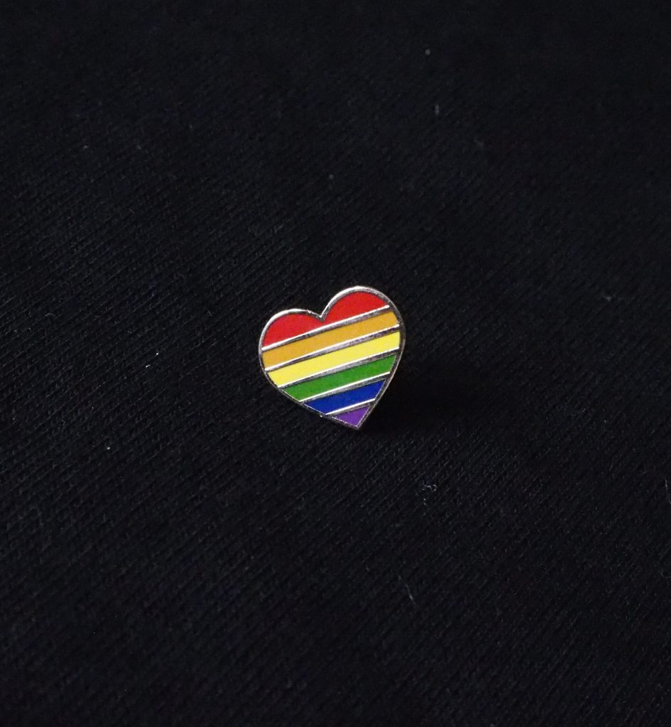 Gullfarget pin, regnbuehjerte.