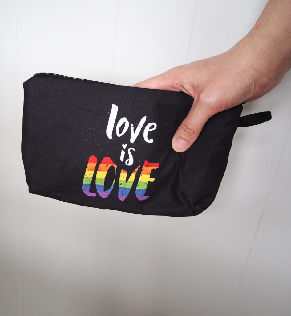 Toalettveske med teksten "love is love"